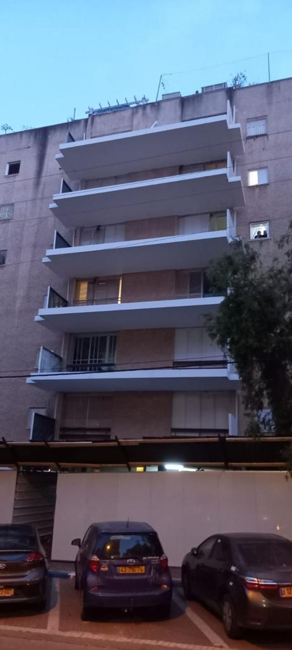 מרפסת תלויה מברזל
